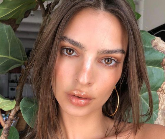 Больше не скромничает! Эмили Ратаковски гуляет в откровенном платье