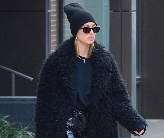 Хейли (теперь с фамилией Бибер) гуляет по Нью-Йорку. А где же Джастин?