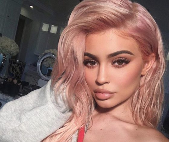 Яркий образ на Новый год: урок Кайли Дженнер