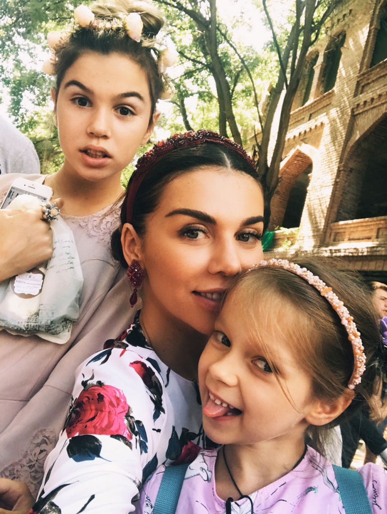Анна Седокова с дочками Алиной и Моникой