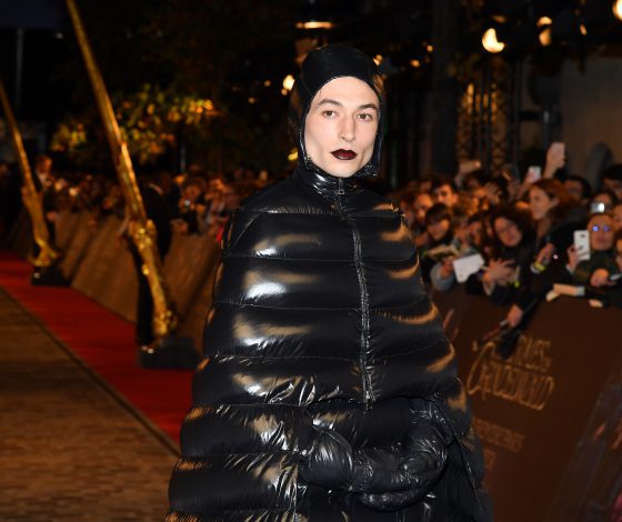 Еще один безумный выход Эзры Миллера на красную дорожку. Это круче пуховика!