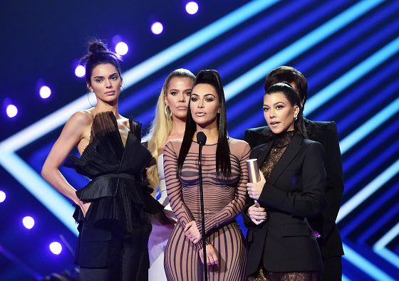 Вот это выход: Хлои, Кортни, Крис, Кендалл и Ким на премии People’s Choice Awards
