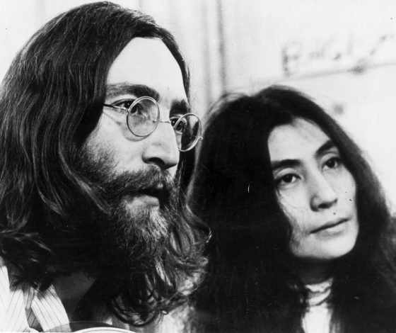 Джон Леннон публично унизил Йоко Оно во время вечеринки и едва не разрушил их брак
