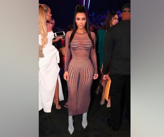 И в пир, и в мир: Ким Кардашьян носит одну и ту же обувь два дня подряд!