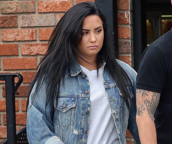 У нее все отлично: Деми Ловато гуляет по Лос-Анджелесу