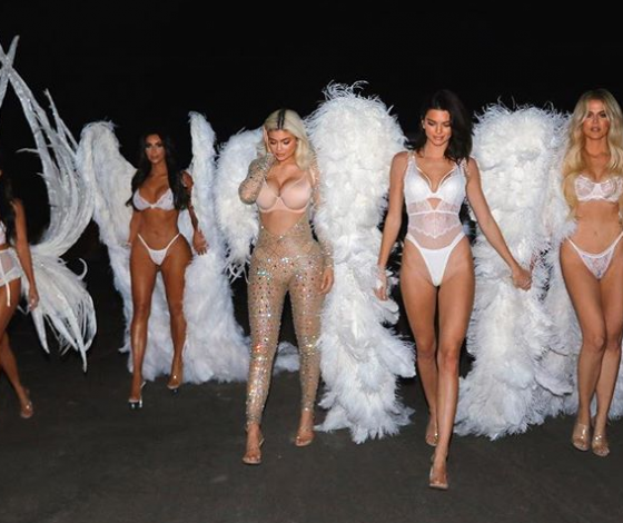 Как сестры Кардашьян-Дженнер праздновали Хэллоуин раньше? Вот это костюмы!