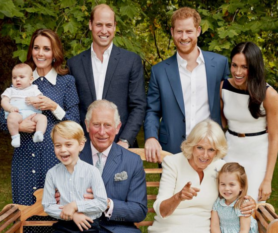 Новый семейный портрет королевской семьи. Что за платье на Меган?