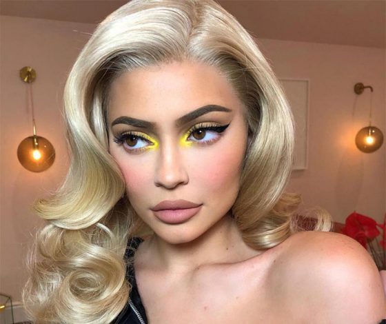 Мы не дадим тебе забыть про неон! Лучшие бьюти-образы звезд