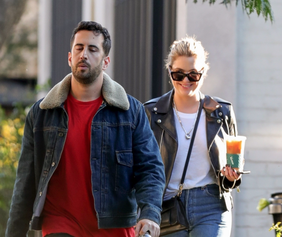 Неожиданно: после свидания с Карой Делевинь Эшли Бенсон гуляет с… парнем