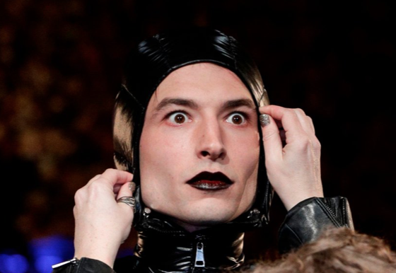 Это нужно видеть: самый нелепый выход на красную дорожку