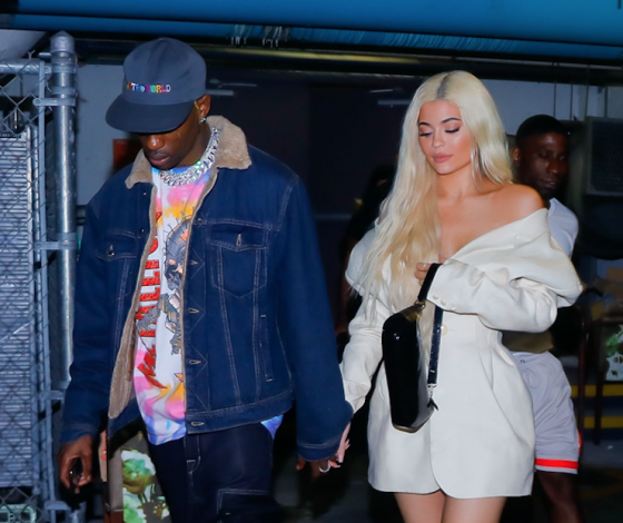 Пока сестры на премии, Кайли Дженнер гуляет с бойфрендом!