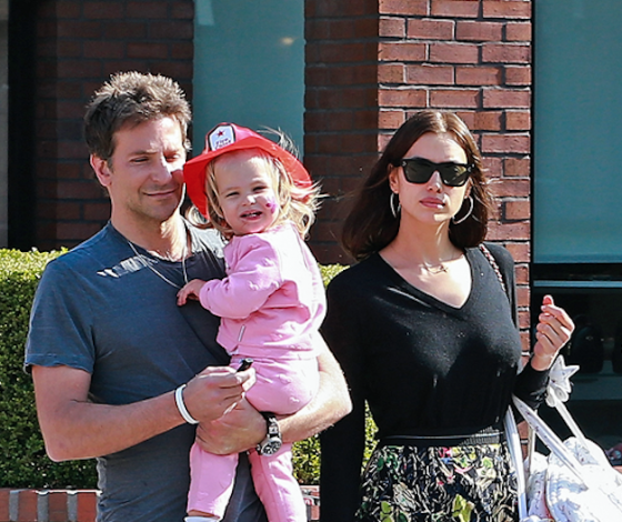 Семейный день! Ирина Шейк и Брэдли Купер с дочкой в Диснейленде