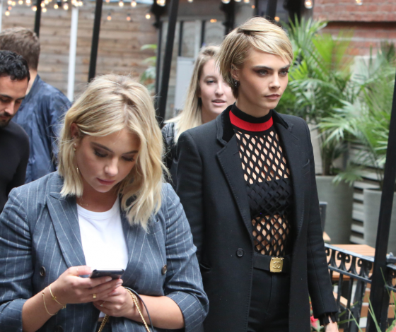 Расстались? Эшли Бенсон гуляет одна, а Кара Делевинь пишет грустные посты