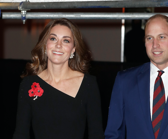 Елизавета II, принц Гарри и Меган Маркл, принц Уильям и Кейт Миддлтон надели одинаковые украшения