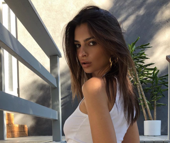 Эмили Ратаковски оправдывается за то, что не носит белье!