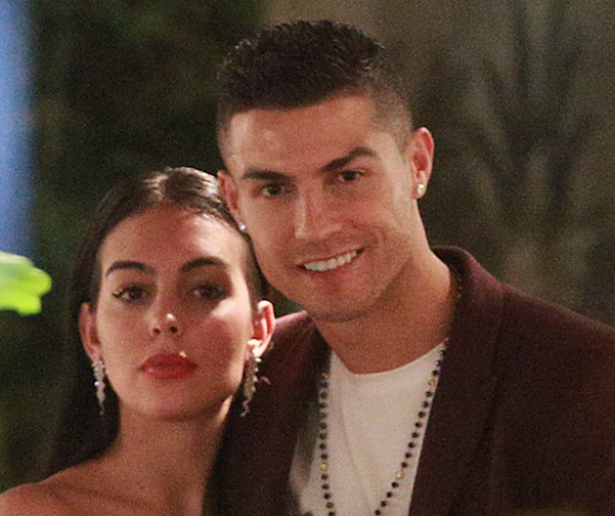 Какие классные! Криштиану Роналду и Джорджина Родригес на семейном ужине