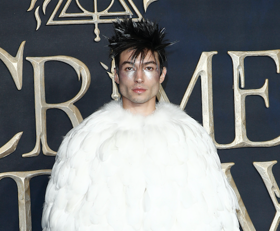 Это очень смешно: самые эффектные образы Эзры Миллера