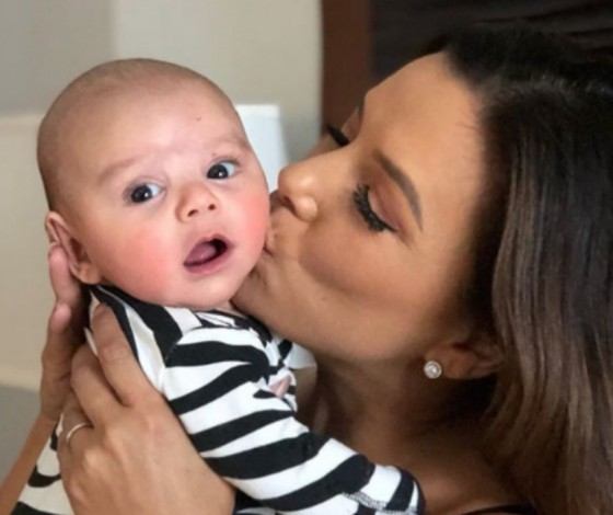 Семейные выходные: Ева Лонгория на прогулке с мужем, сыном и мамой