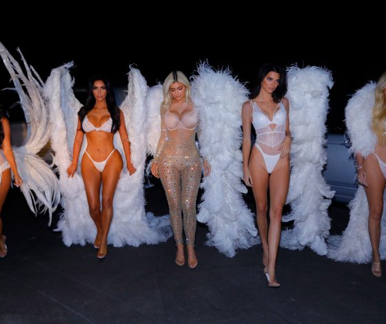 А мы думали, ее не будет! Как выглядит рождественская открытка семьи Кардашьян-Дженнер?