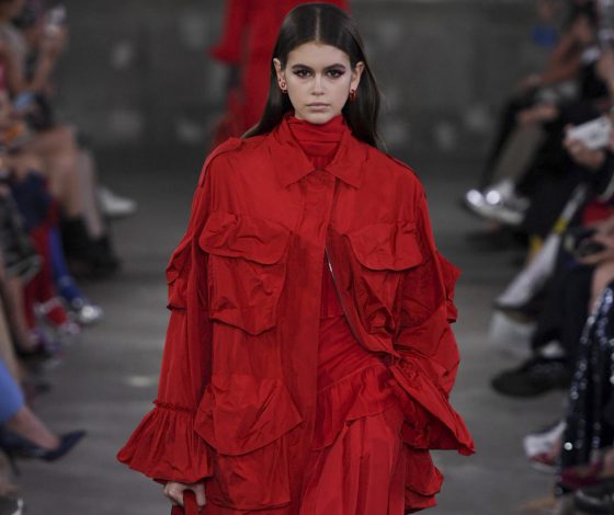 Кайя Гербер и Женя Макарова на показе Valentino в Токио. Смотри здесь!