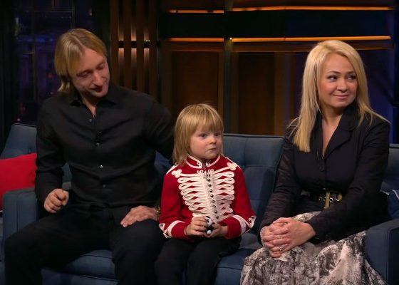 Сын Яны Рудковской упал на льду. Как себя чувствует Гном Гномыч?