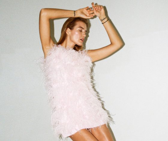 Не знаешь в чем встречать Новый год? Платье с перьями - идеальный вариант