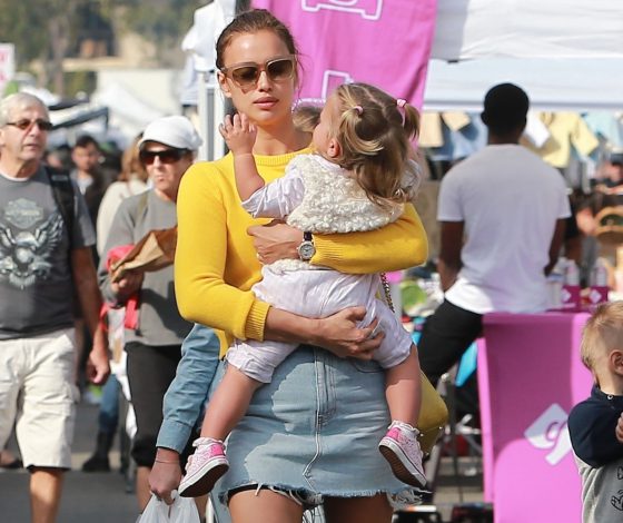 Суперноги! Ирина Шейк в джинсовой мини-юбке!