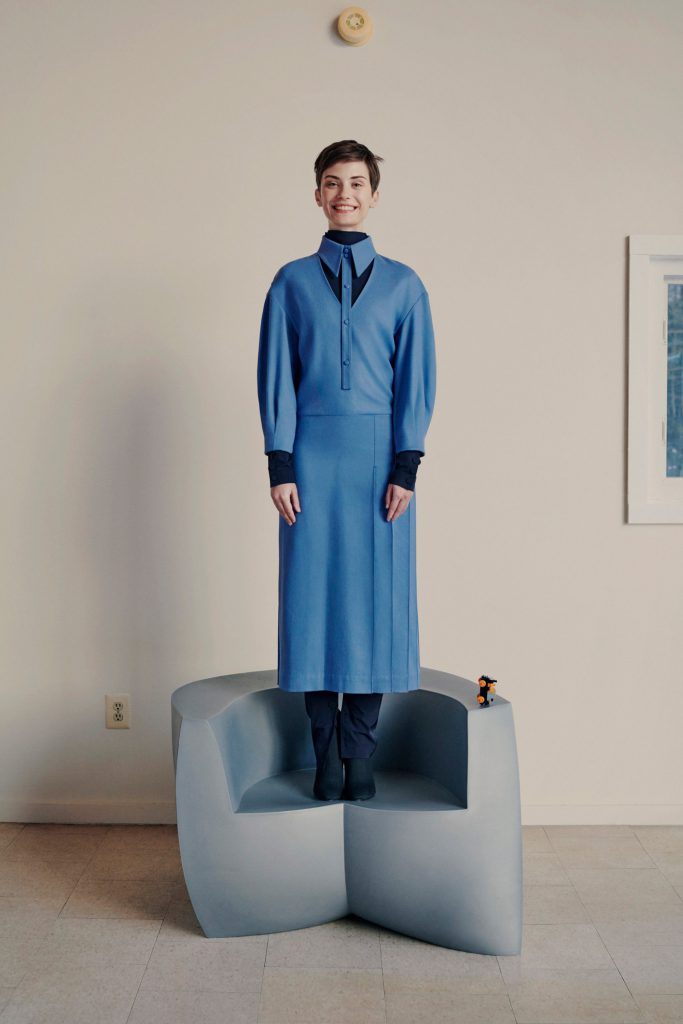 Еще один лайфхак из новой коллекции Moon Choi: платье + брюки + водолазка. Чтобы точно не продуло!