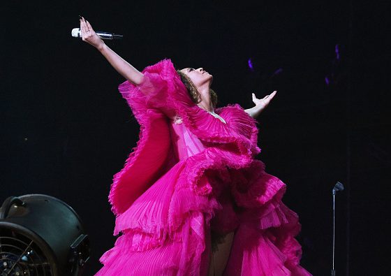 Бейонсе сменила шесть нарядов на благотворительном фестивале в Африке