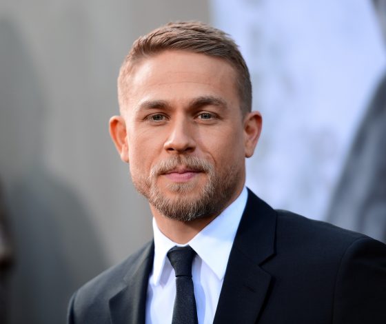 «Я был бы гораздо богаче»: звезда «Джентльменов» Чарли Ханнэм жалеет, что не сыграл Кристиана Грея