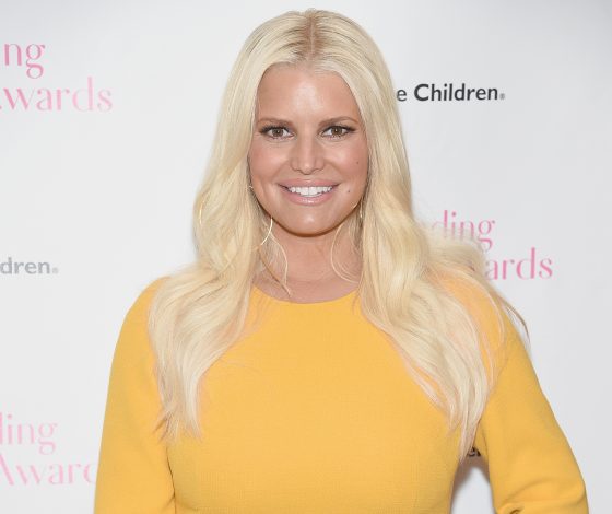 Сильно похудела: Джессика Симпсон примерила брюки, которые носила 14 лет назад