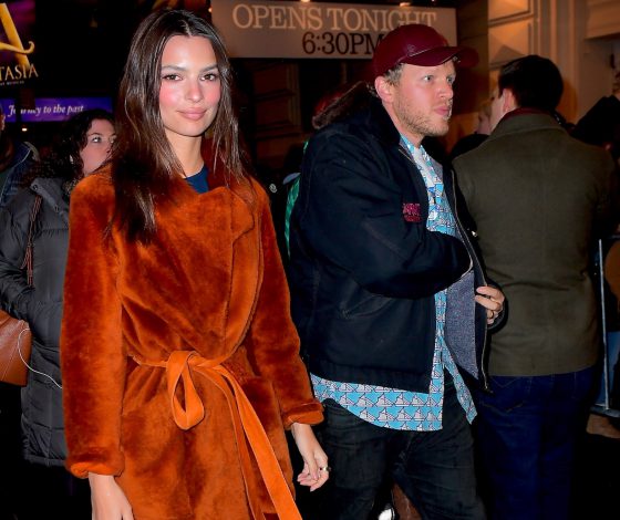 Эмили Ратаковски на свидании с мужем в Нью-Йорке. Модель снова одета скромно!