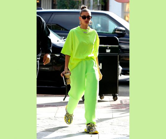 Сколько стоит: неоновый костюм Хейли Болдуин