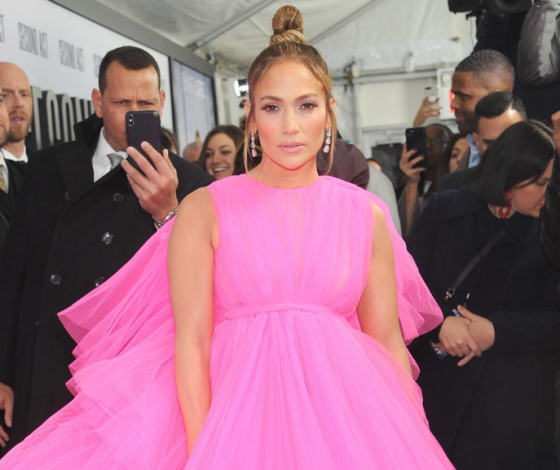 Джей Ло в гигантском розовом платье и еще 4 выхода певицы за один день