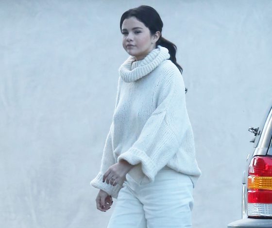 Прекрасна! Селена Гомес гуляет по Лос-Анджелесу