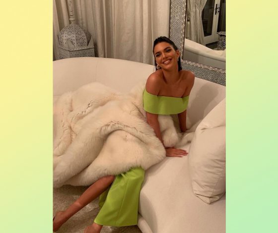 Где купить зеленое платье, как у Кендалл на рождественской вечеринке?