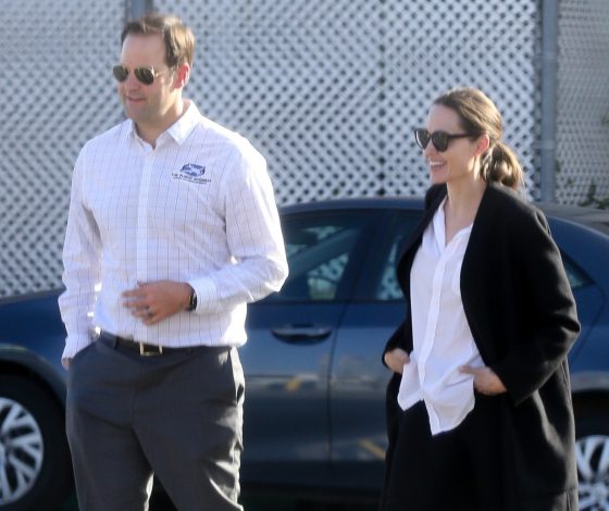 Какая счастливая! Анджелина Джоли замечена в аэропорту Калифорнии