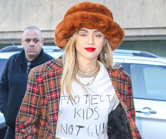 Очень крутой выход Майли Сайрус. Да, это меховая панама!