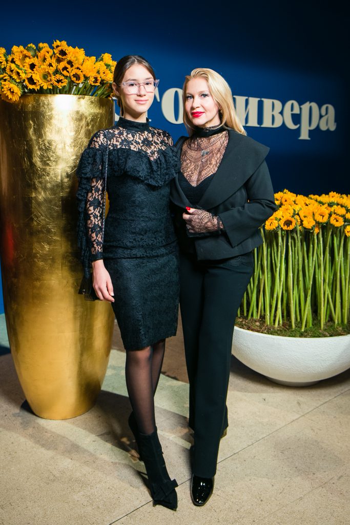 Дина Немцова в платье Forever Unique и ботильонах Alberto Gozzi и Екатерина Одинцова 