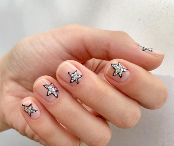 Какой маникюр делать на Новый год, если ты против дизайна ногтей?