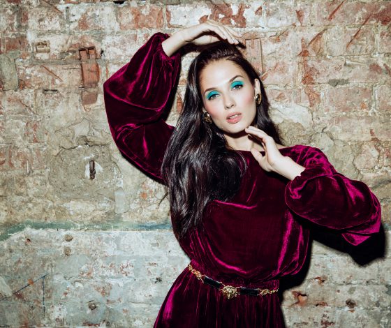 Бархат и шелк: 20 шикарных образов для встречи Нового года