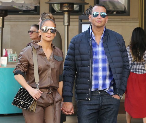 Дженнифер Лопес и Алекс Родригес на предновогоднем шопинге. Ты только посмотри на этот наряд!