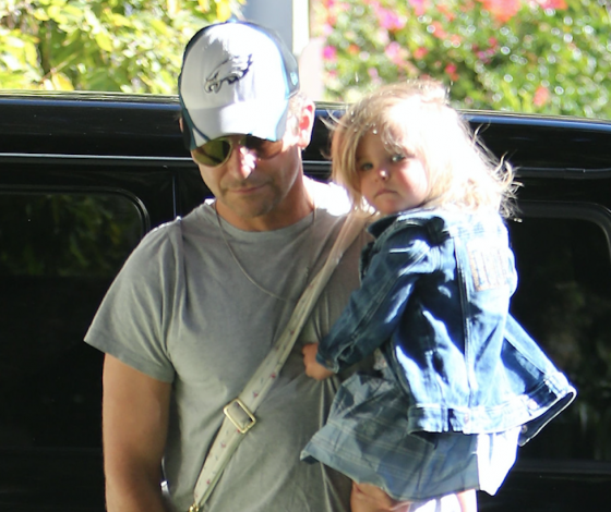 Идеальный отец! Брэдли Купер на прогулке с дочкой Леей