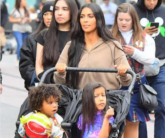 Мама на стиле: Ким Кардашьян с детьми в Диснейленде