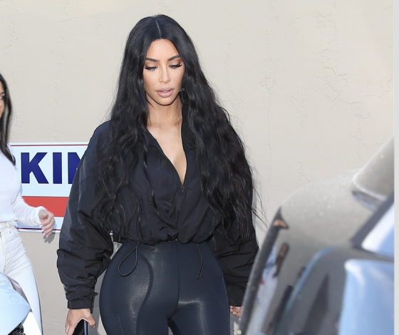 Вот это талия! Ким Кардашьян в сексуальном наряде