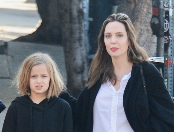 Шикарная Анджелина Джоли на завтраке с детьми. И без Питта ей прекрасно!