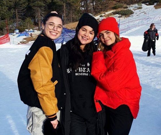 Идет на поправку? Селена Гомес отдыхает с друзьями