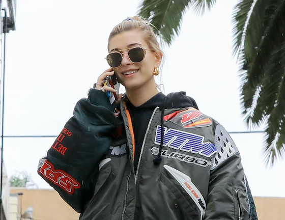 Новый выход Хейли Бибер. Такой же бомбер у Насти Ивлеевой!