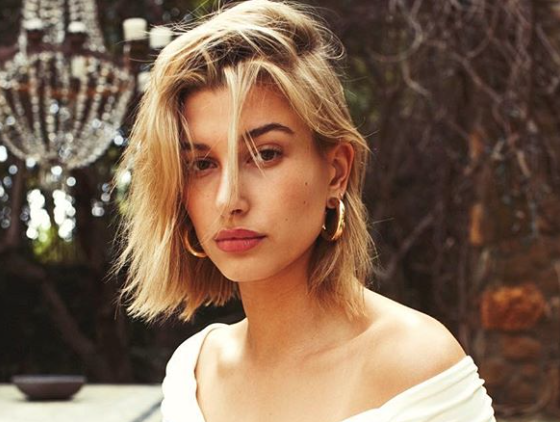 Не дороже 700 рублей: топ-5 крутых средств в косметичке Хейли Бибер