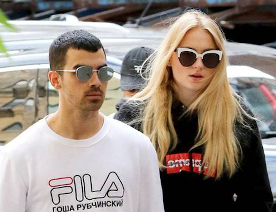 Не скрывают своих чувств! Софи Тернер и Джо Джонаса застали за поцелуями